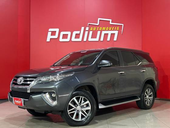 TOYOTA HILUX SW4 2.8 SRX 4X4 7 LUGARES 16V TURBO INTERCOOLER DIESEL 4P AUTOMÁTICO TOYOTA HILUX SW4 2.8 SRX 4X4 7 LUGARES 16V TURBO INTERCOOLER DIESEL 4P AUTOMÁTICO
